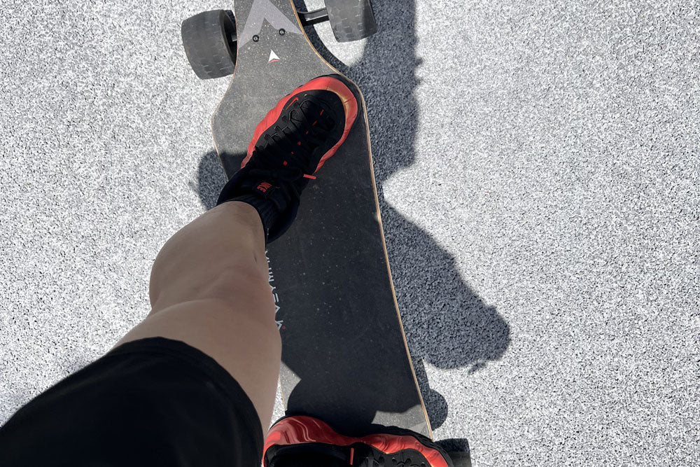 incorrect-postures-on-electric-skateboards-will-cause-foot-numbness