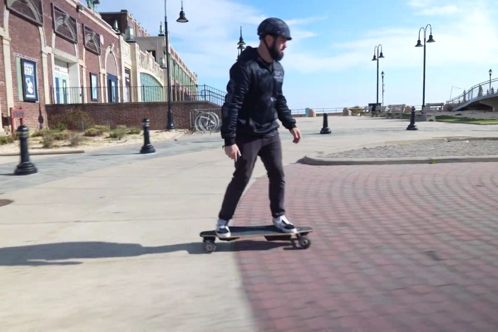 veymax roadster x4 electric skateboard riding in American street