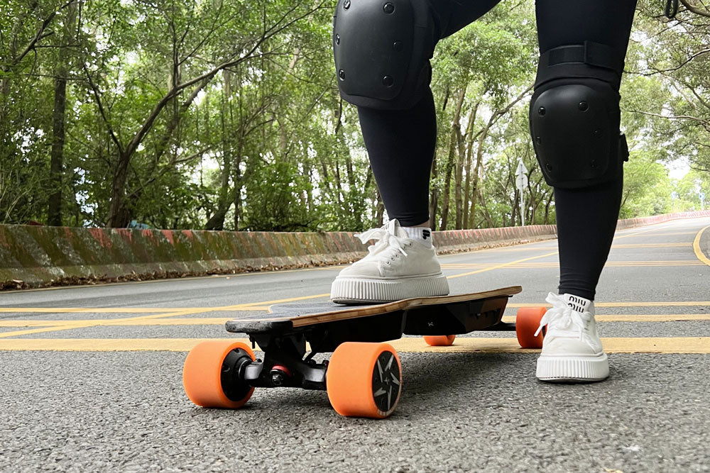 riding veymax e skateboard in park